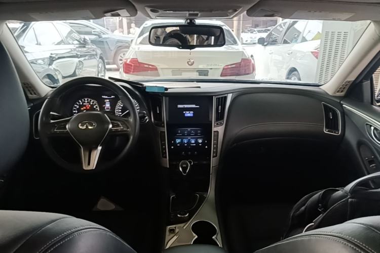 Used Infiniti Q50L 2018 2.0T Enjoyment Version China V Standard Center Console