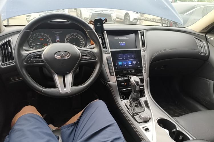 Used Infiniti Q50L 2018 2.0T Enjoyment Version China VI Standard Center Console