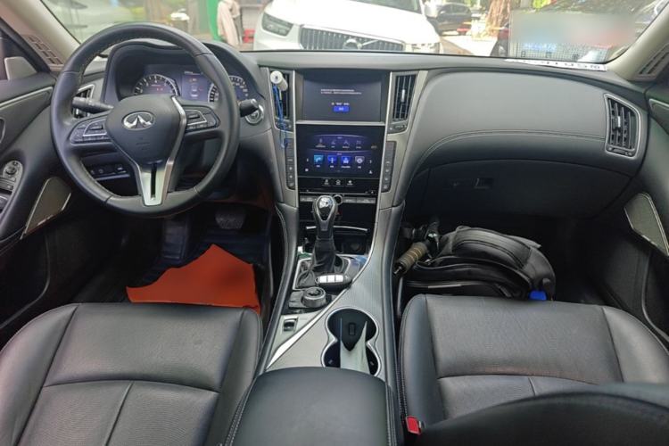 Used Infiniti Q50L 2018 2.0T Enjoyment Version China VI Standard Center Console
