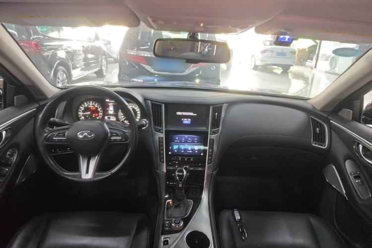Used Infiniti Q50L 2018 2.0T Enjoyment Version China VI Standard Center Console