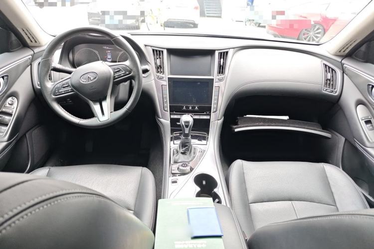 Used Infiniti Q50L 2018 2.0T Enjoyment Version China VI Standard Center Console
