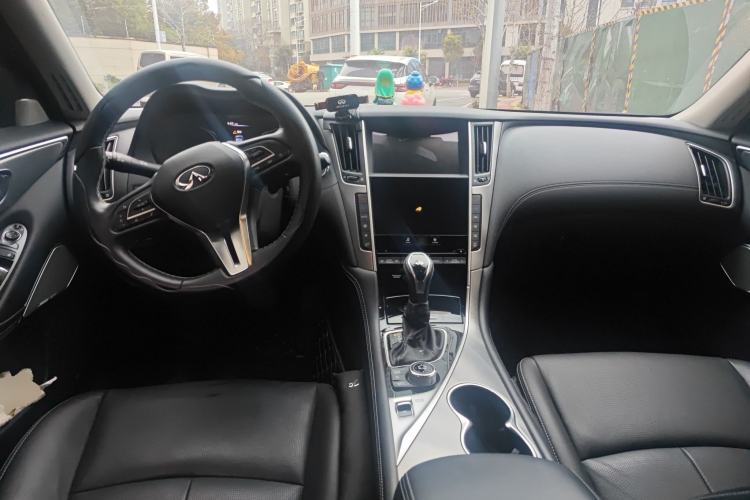 Used Infiniti Q50L 2018 2.0T Enjoyment Edition China V standard Center Console