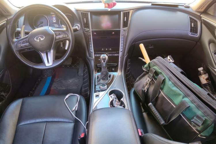Used Infiniti Q50L 2018 2.0T Comfort Edition China V Standard Center Console
