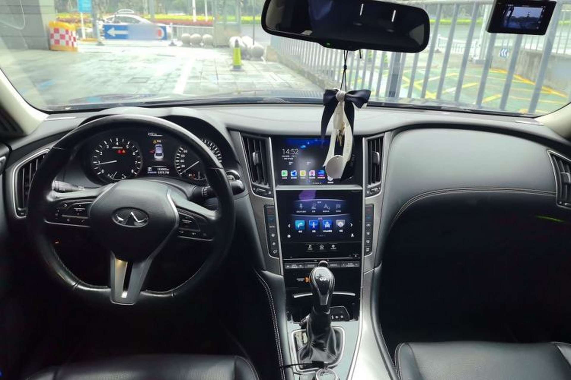 Used Infiniti Q50L 2018 2.0T Enjoyment Version China V Standard Center Console