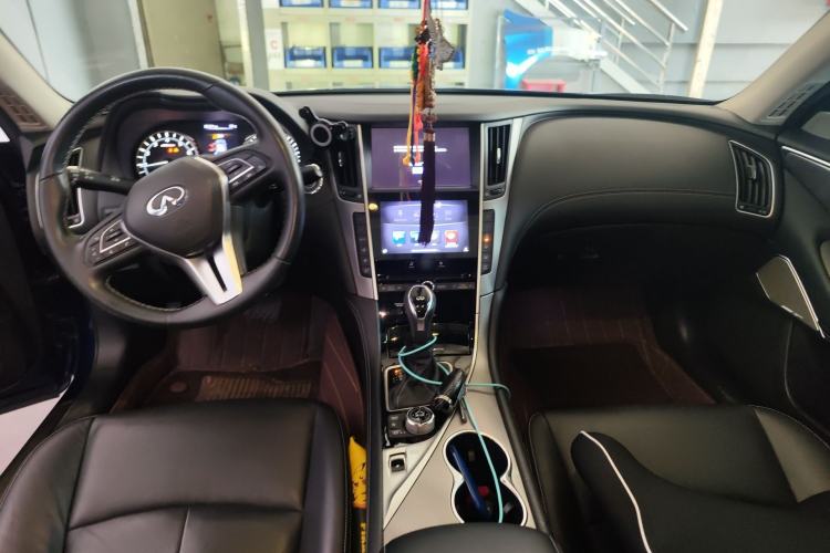 Used Infiniti Q50L 2018 2.0T Enjoyment Version China VI Standard Center Console