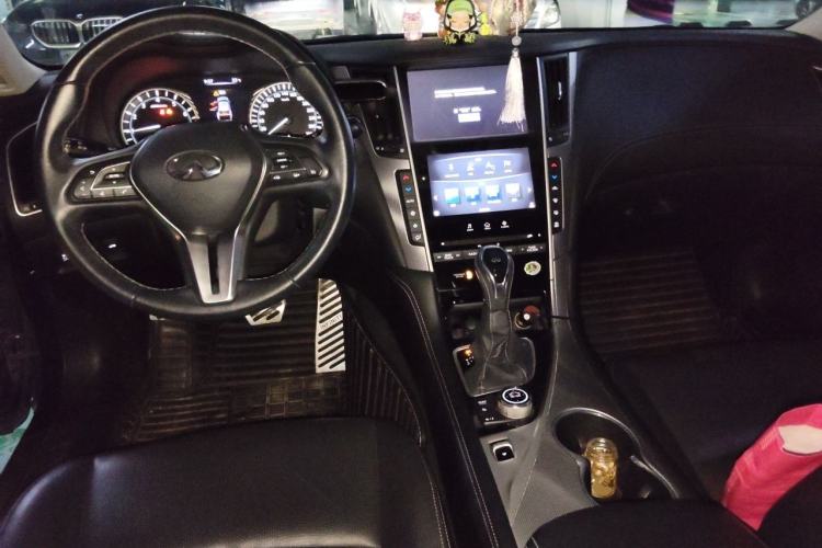Used Infiniti Q50L 2018 2.0T Enjoyment Version China VI Standard Center Console