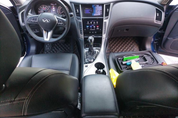 Used Infiniti Q50L 2018 2.0T Enjoyment Version China VI Standard Center Console