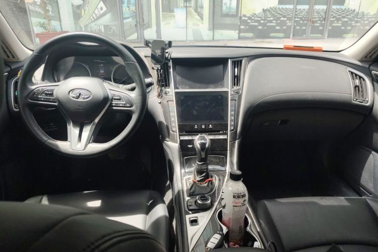 Used Infiniti Q50L 2018 2.0T Comfort Edition China VI Standard Center Console