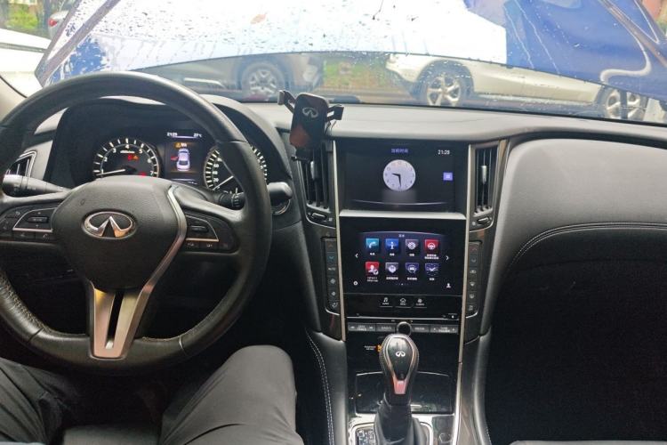 Used Infiniti Q50L 2018 2.0T Comfort Edition China VI Standard Center Console