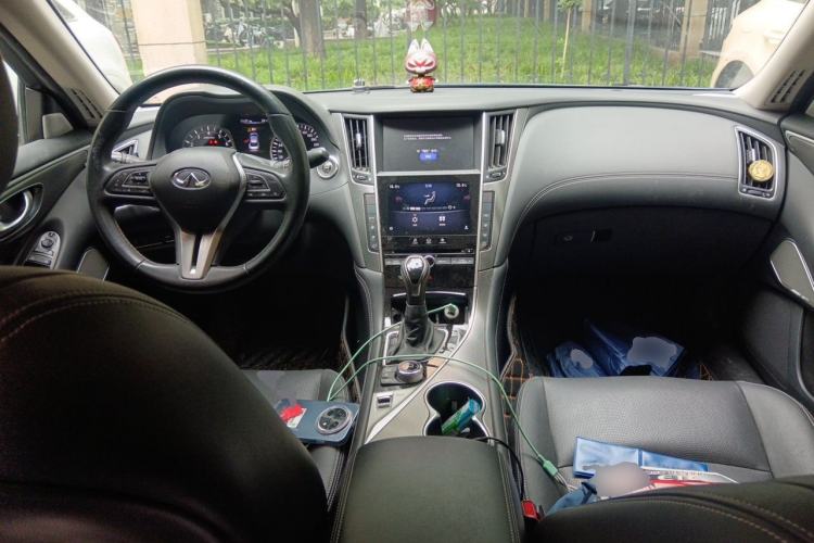 Used Infiniti Q50L 2018 2.0T Enjoyment Edition China V standard Center Console