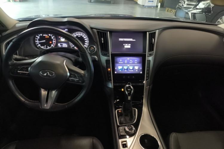 Used Infiniti Q50L 2018 2.0T Enjoyment Version China VI Standard Center Console