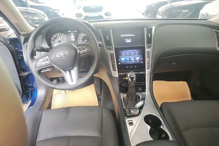 Used Infiniti Q50L 2018 2.0T Enjoyment Version China VI Standard Center Console
