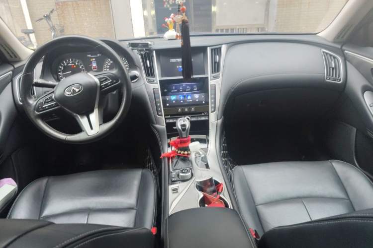 Used Infiniti Q50L 2018 2.0T Enjoyment Version China VI Standard Center Console