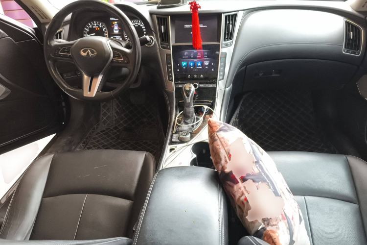 Used Infiniti Q50L 2018 2.0T Enjoyment Version China V Standard Center Console