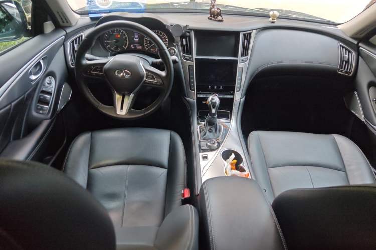 Used Infiniti Q50L 2018 2.0T Enjoyment Version China VI Standard Center Console