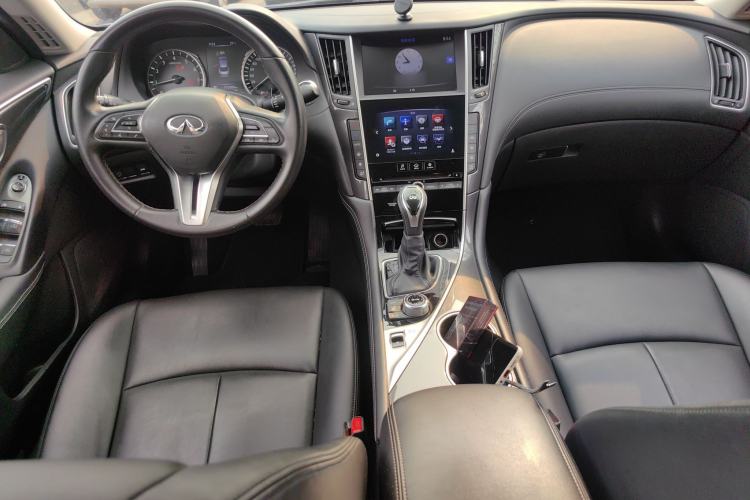 Used Infiniti Q50L 2018 2.0T Comfort Edition China VI Standard Center Console