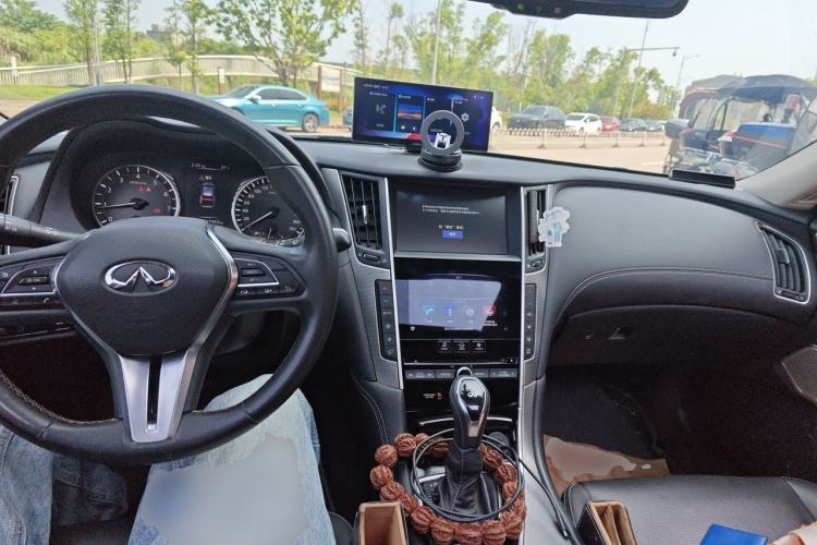 Used Infiniti Q50L 2018 2.0T Enjoyment Version China VI Standard Center Console