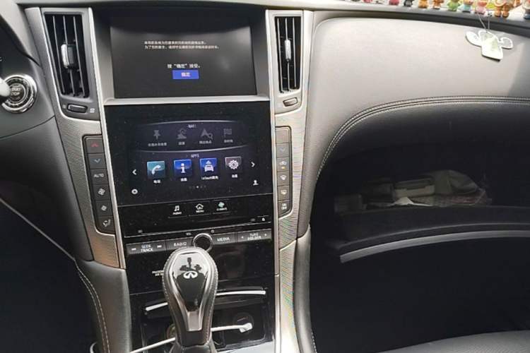 Used Infiniti Q50L 2018 2.0T Enjoyment Version China VI Standard Center Console