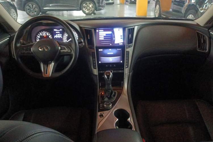 Used Infiniti Q50L 2018 2.0T Enjoyment Version China V Standard Center Console