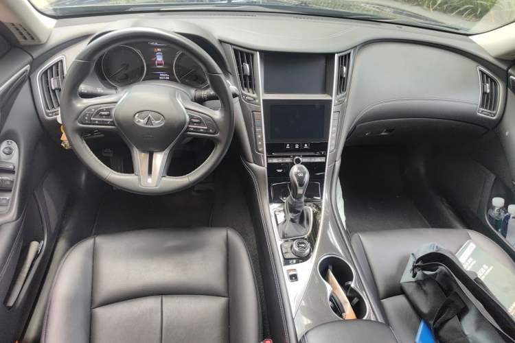 Used Infiniti Q50L 2018 2.0T Comfort Edition China VI Standard Center Console