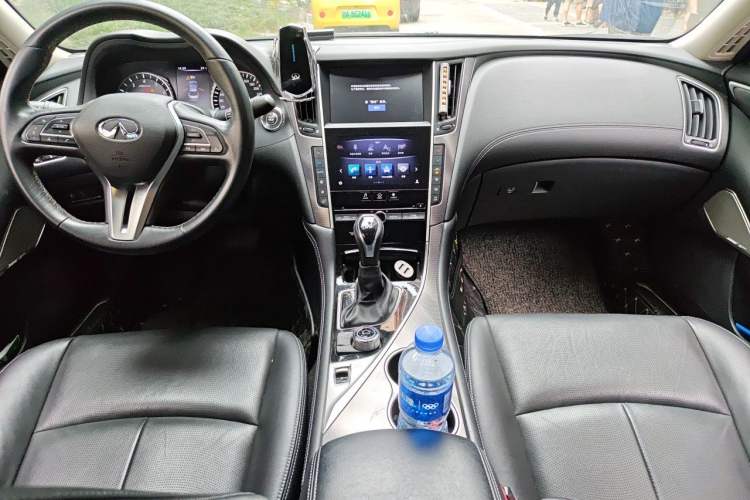 Used Infiniti Q50L 2018 2.0T Enjoyment Version China VI Standard Center Console