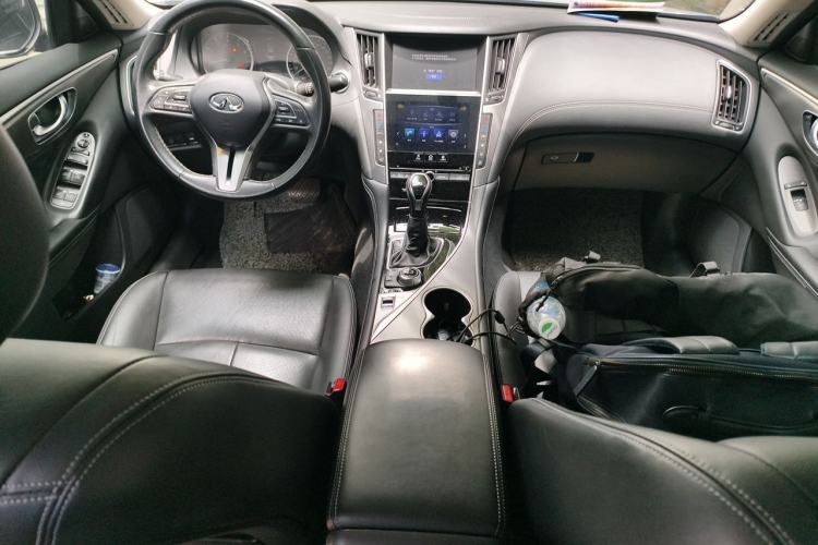 Used Infiniti Q50L 2018 2.0T Enjoyment Version China VI Standard Center Console