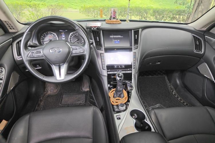 Used Infiniti Q50L 2018 2.0T Enjoyment Edition China V standard Center Console