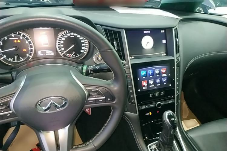 Used Infiniti Q50L 2018 2.0T Comfort Edition China VI Standard Center Console