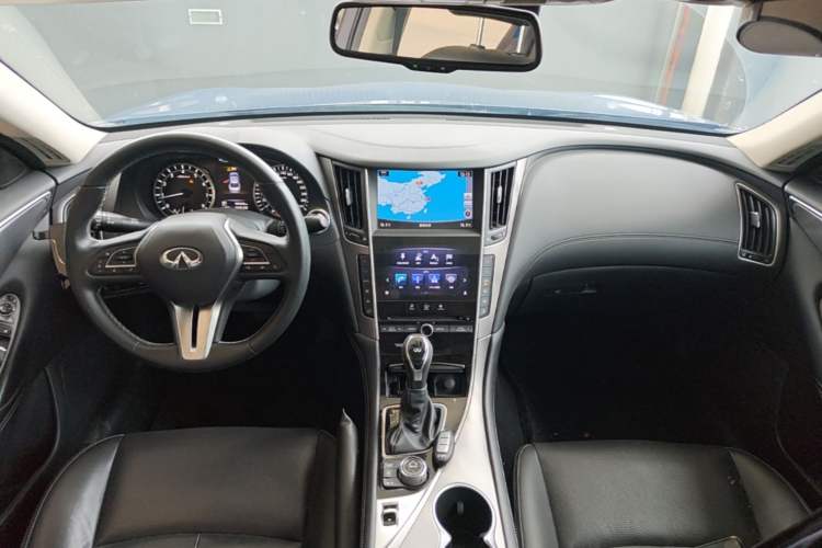Used Infiniti Q50L 2018 2.0T Enjoyment Version China VI Standard Center Console