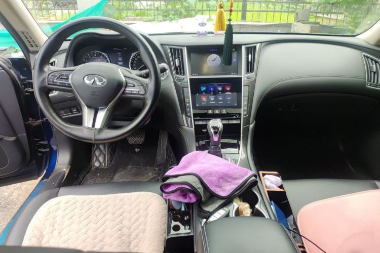 Used Infiniti Q50L 2018 2.0T Comfort Edition China VI Standard Center Console