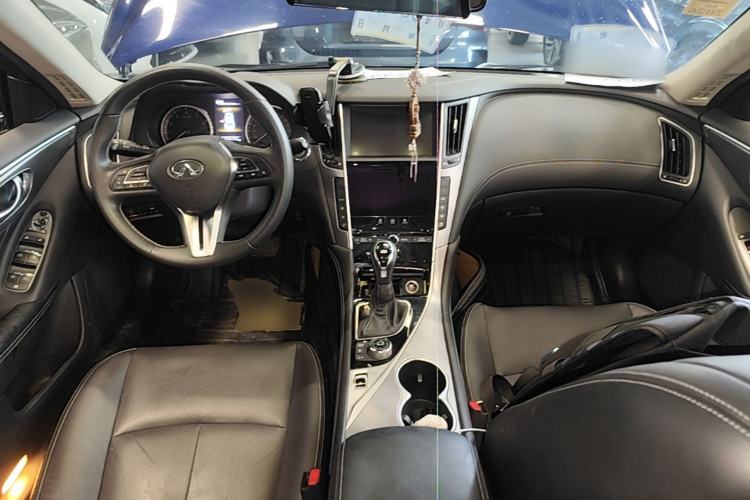 Used Infiniti Q50L 2018 2.0T Enjoyment Version China V Standard Center Console
