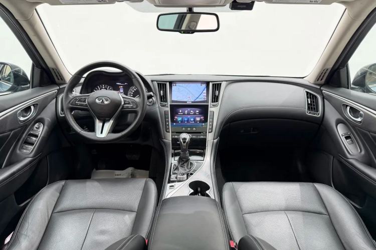 Used Infiniti Q50L 2018 2.0T Enjoyment Version China V Standard Center Console