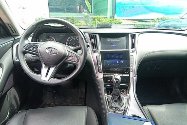 Used Infiniti Q50L 2018 2.0T Enjoyment Version China VI Standard Center Console