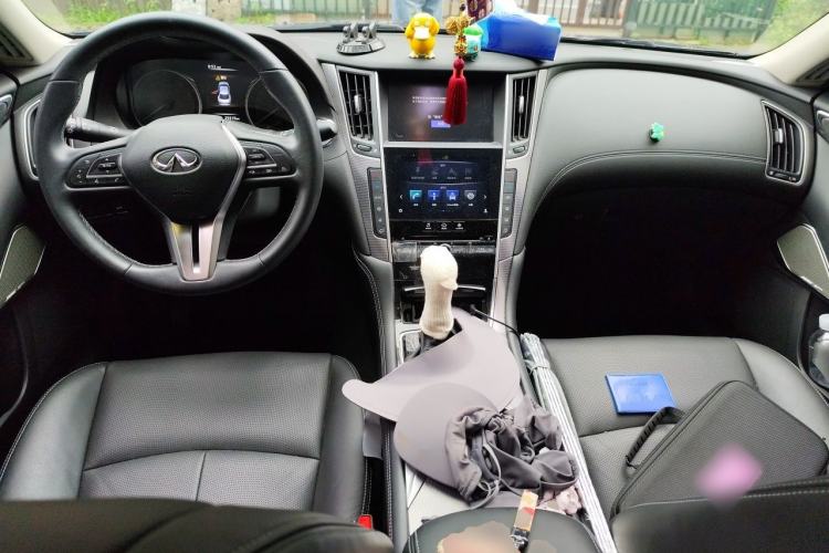 Used Infiniti Q50L 2018 2.0T Enjoyment Version China VI Standard Center Console
