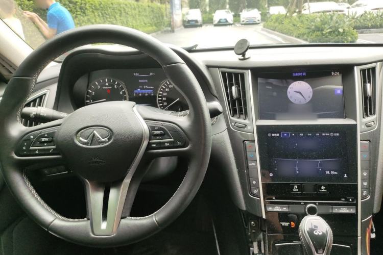 Used Infiniti Q50L 2018 2.0T Comfort Edition China VI Standard Center Console