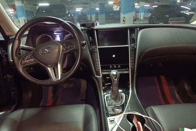 Used Infiniti Q50L 2018 2.0T Comfort Edition China VI Standard Center Console