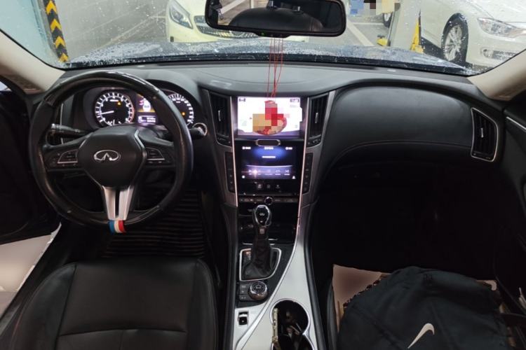 Used Infiniti Q50L 2018 2.0T Enjoyment Version China V Standard Center Console