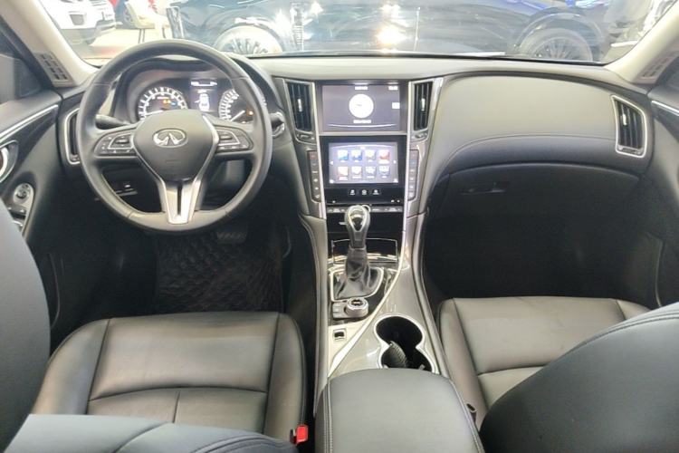 Used Infiniti Q50L 2018 2.0T Comfort Edition China VI Standard Center Console