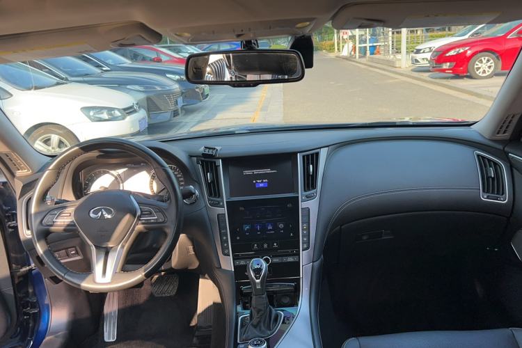 Used Infiniti Q50L 2018 2.0T Enjoyment Version China VI Standard Center Console
