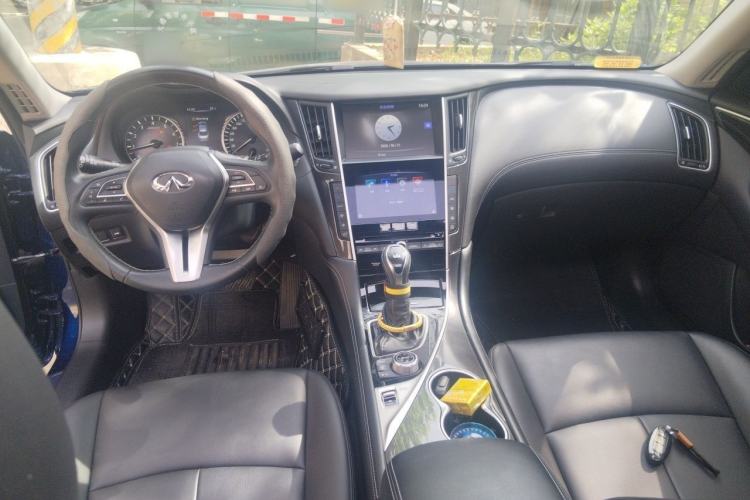 Used Infiniti Q50L 2018 2.0T Enjoyment Version China V Standard Center Console