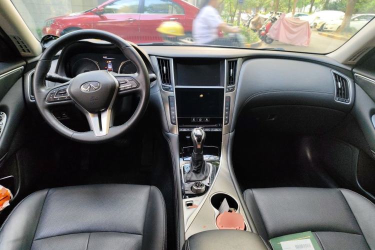 Used Infiniti Q50L 2018 2.0T Enjoyment Version China VI Standard Center Console