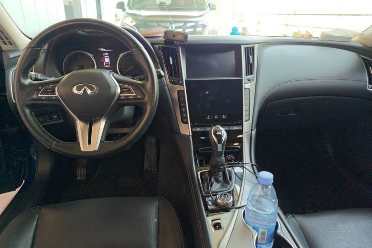 Used Infiniti Q50L 2018 2.0T Enjoyment Edition China V standard Center Console