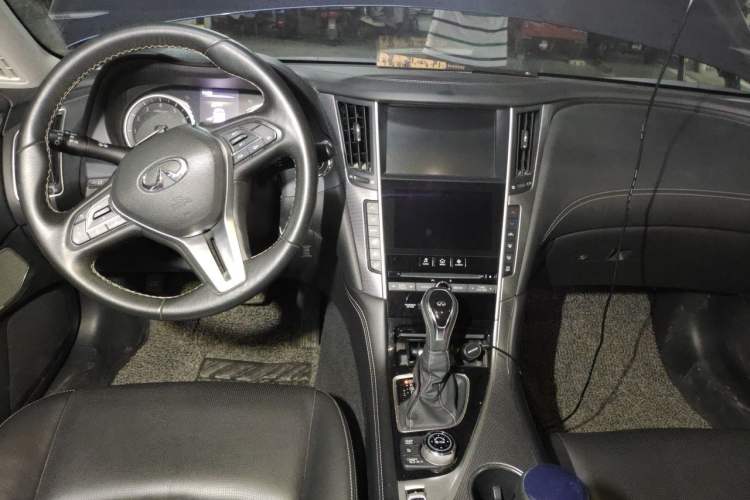 Used Infiniti Q50L 2018 2.0T Luxury Edition China V Standard Center Console