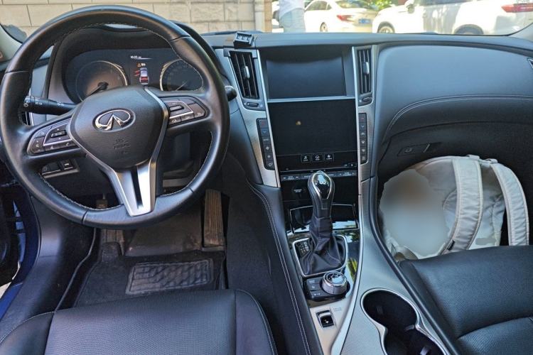 Used Infiniti Q50L 2018 2.0T Enjoyment Version China VI Standard Center Console
