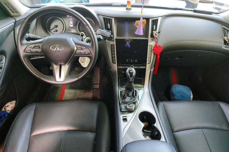 Used Infiniti Q50L 2018 2.0T Enjoyment Version China VI Standard Center Console