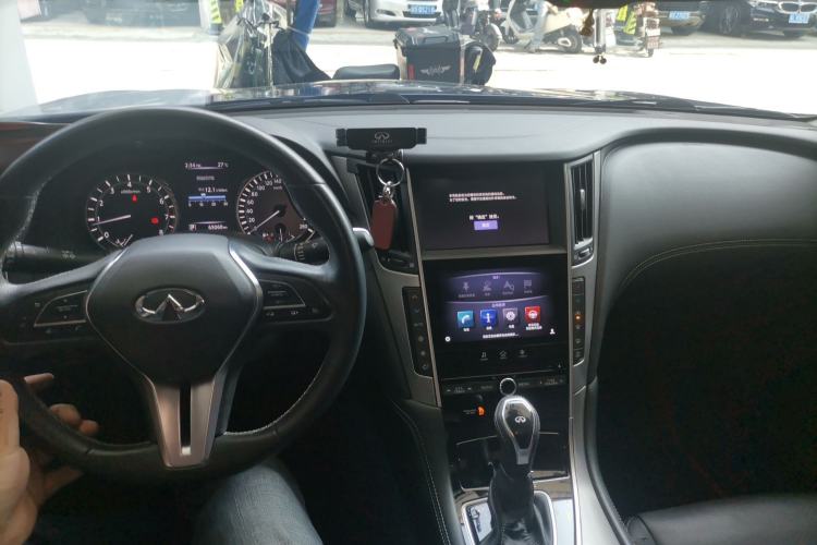 Used Infiniti Q50L 2018 2.0T Enjoyment Version China VI Standard Center Console