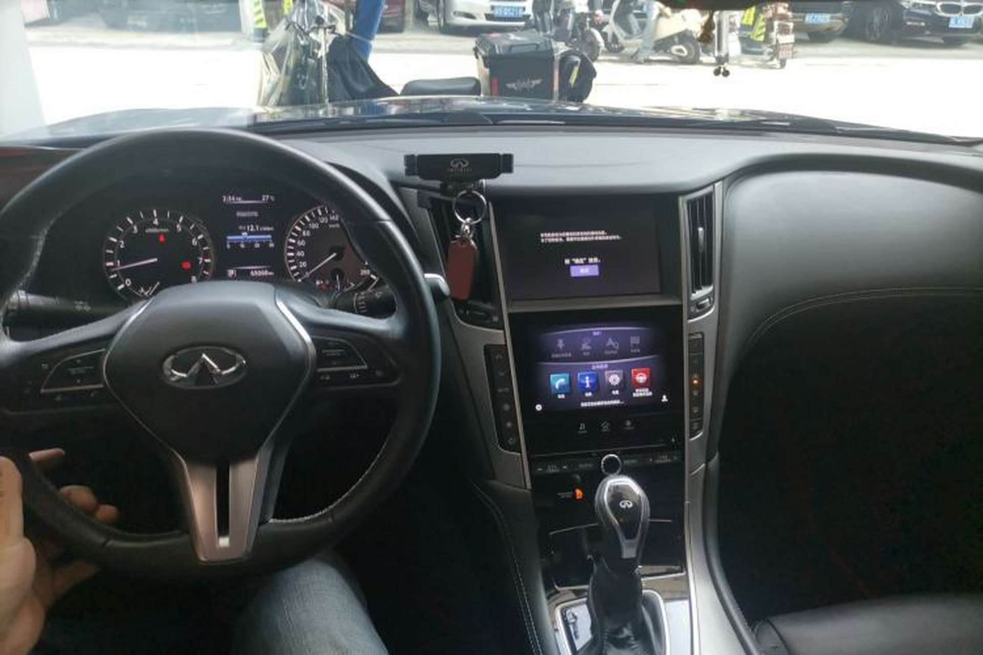 Used Infiniti Q50L 2018 2.0T Enjoyment Version China VI Standard Center Console