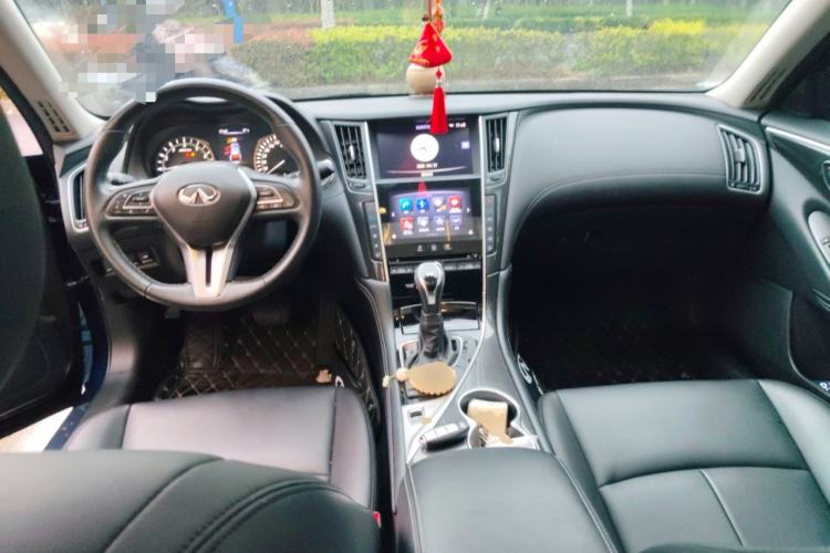 Used Infiniti Q50L 2018 2.0T Comfort Edition China VI Standard Center Console