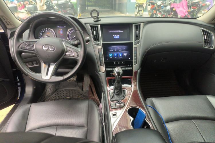 Used Infiniti Q50L 2018 2.0T Enjoyment Version China V Standard Center Console