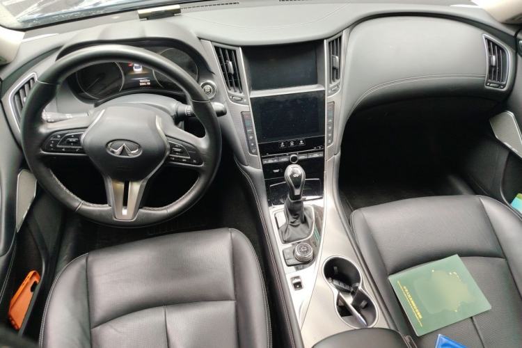 Used Infiniti Q50L 2018 2.0T Enjoyment Version China VI Standard Center Console